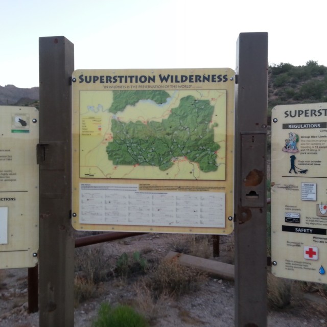 Superstition Mountains: Maps and warnings