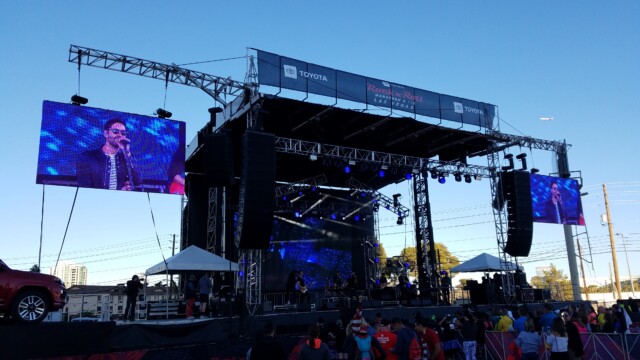 My wave of runners was one of the first, so the crowd when I got there was still pretty thin. Still, people were listening to the band. Las Vegas Rock 'n' Roll Marathon 02