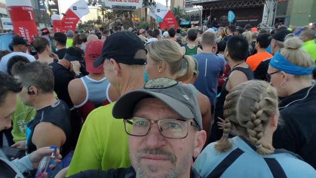 As the starting time got closer, people started squeezing in. Space got pretty tight. Las Vegas Rock 'n' Roll Marathon 06